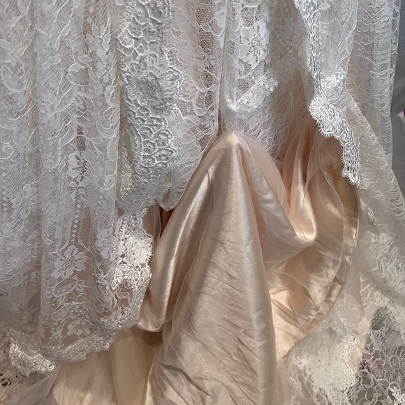 Elegant Lace Wedding Dress - Picture 15 of 15